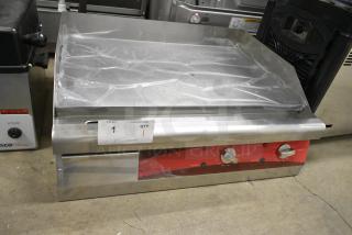BRAND NEW SCRATCH AND DENT! Avantco 177EG24N Stainless Steel Commercial Countertop Electric Powered Flat Top Griddle. 208/240 Volts, 1 Phase.