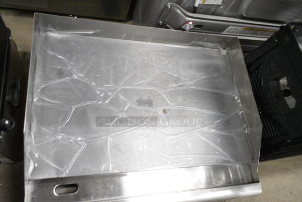 BRAND NEW SCRATCH AND DENT! Avantco 177EG24N Stainless Steel Commercial Countertop Electric Powered Flat Top Griddle. 208/240 Volts, 1 Phase. - Image 5 of 7