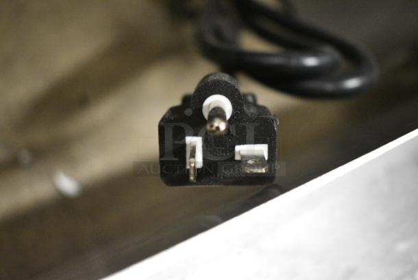 BRAND NEW SCRATCH AND DENT! Avantco 177EG24N Stainless Steel Commercial Countertop Electric Powered Flat Top Griddle. 208/240 Volts, 1 Phase. - Image 6 of 7