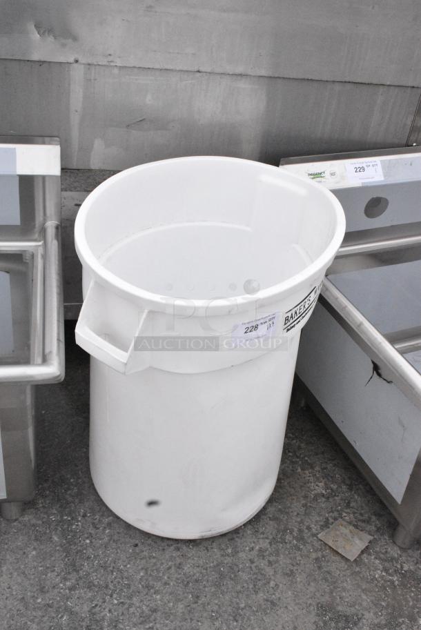 Bakers Mark White Poly Trash Can w/ 4 Lids. - Image 5 of 5