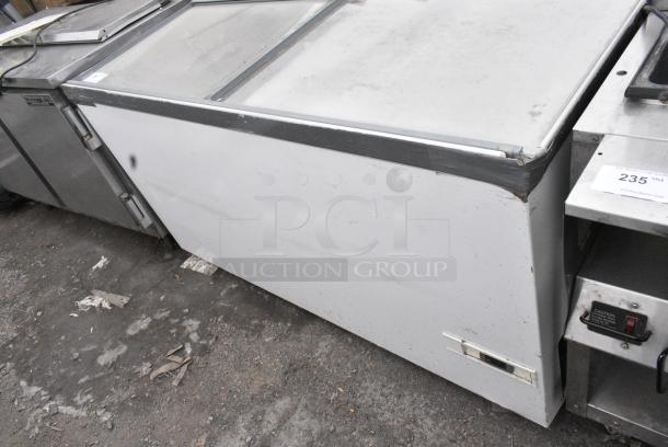 Vestfrost SCF1712DT Metal Chest Freezer Merchandiser. 115 Volts, 1 Phase. - Image 2 of 6