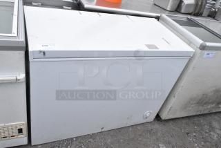 Frigidaire FFFC09M1RW Chest Freezer w/ Hinge Lid. 115 Volts, 1 Phase.