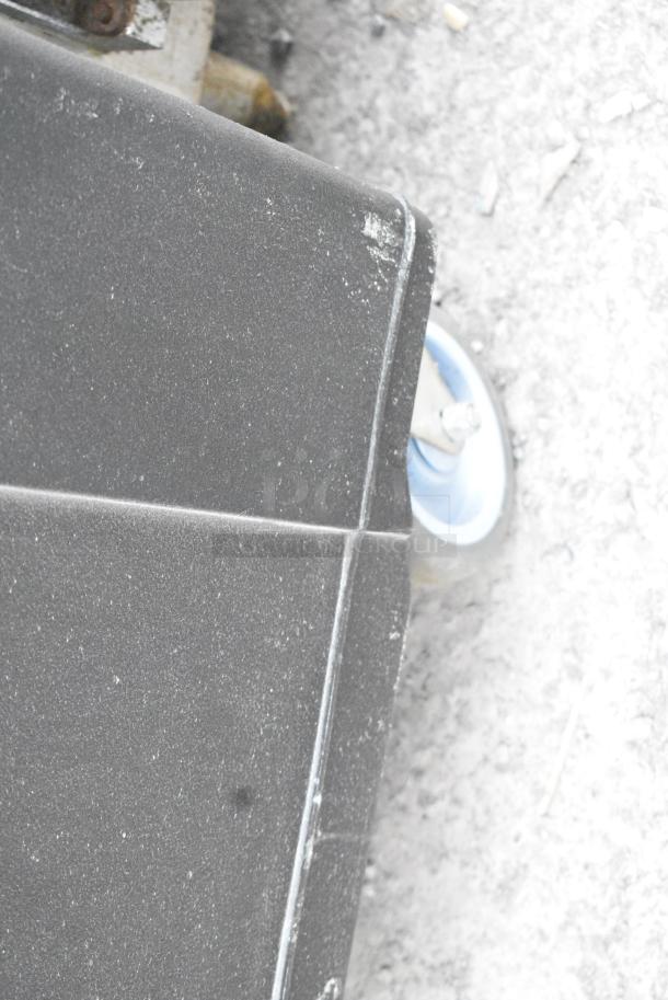 Carlisle Poly Portable Ice Bin on Commercial Casters. - Image 3 of 5