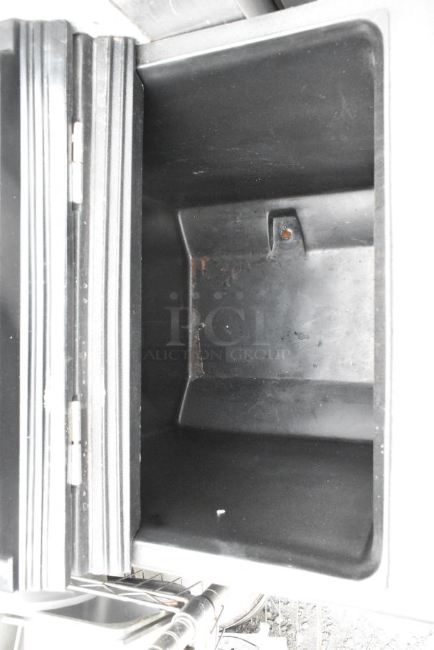 Carlisle Poly Portable Ice Bin on Commercial Casters. - Image 5 of 5