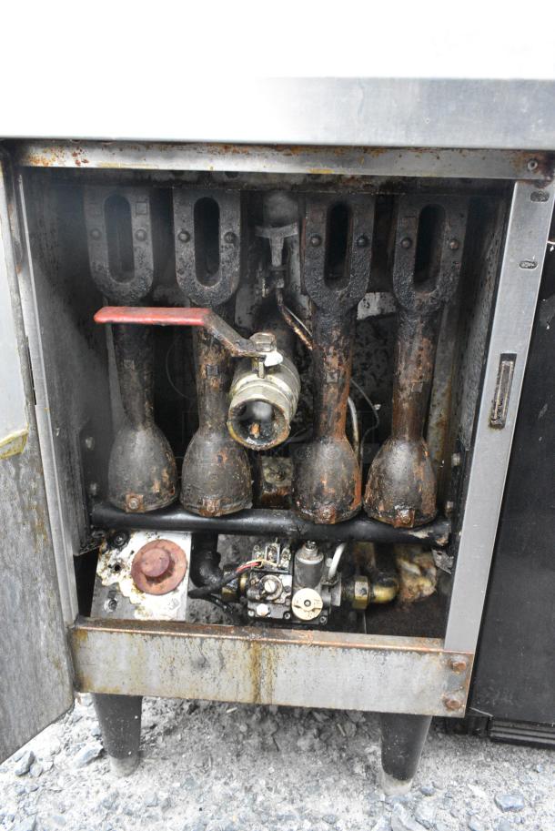Cecilware FMS 40 Stainless Steel Commercial Floor Style Natural Gas Powered Deep Fat Fryer w/ Right Side Splash Guard. 115,000 BTU. - Image 4 of 5