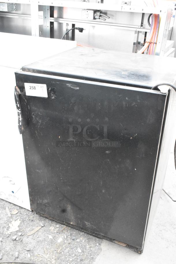 Accucold FF7B Mini Cooler. 115 Volts, 1 Phase. - Image 2 of 5