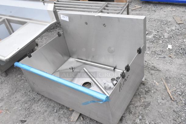 BRAND NEW SCRATCH AND DENT! Stainless Steel Single Bay Sink. No Legs. - Image 2 of 3