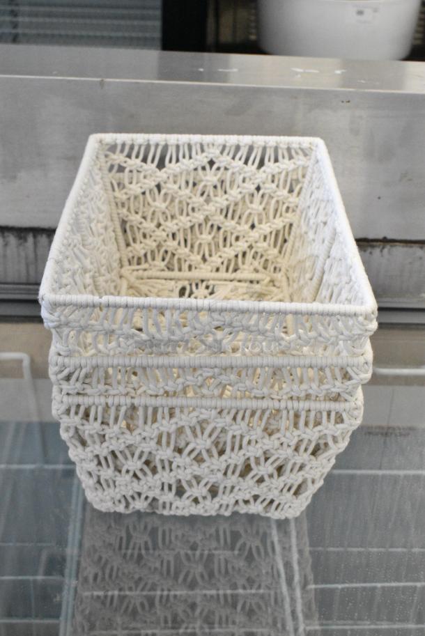 ALL ONE MONEY! Various Lot Including White Baskets and 6 Ball Mason Jar w/ Lid - Image 7 of 9