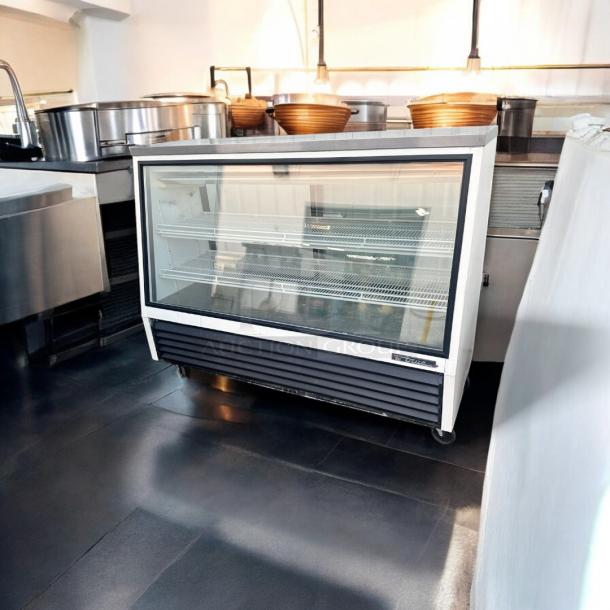 Excellent True TSID-72-2 Refrigerated Display Case – 115V – Tested and Working! - Image 9 of 10