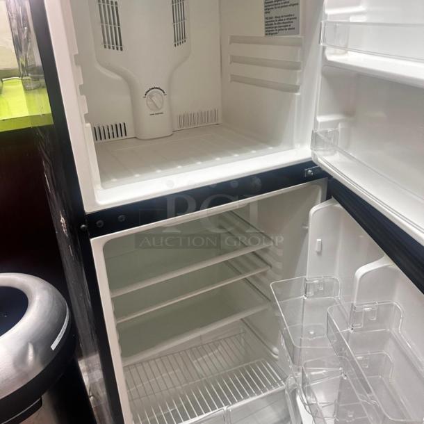 Used Magic Chef Top-Freezer Refrigerator – 115V – Tested & Working! - Image 6 of 6