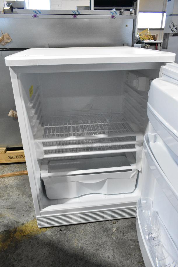 BRAND NEW SCRATCH AND DENT! Summit Accucold FF6LW Commercial Undercounter Single Door Cooler. 115 Volts, 1 Phase. Tested and Working! - Image 3 of 6