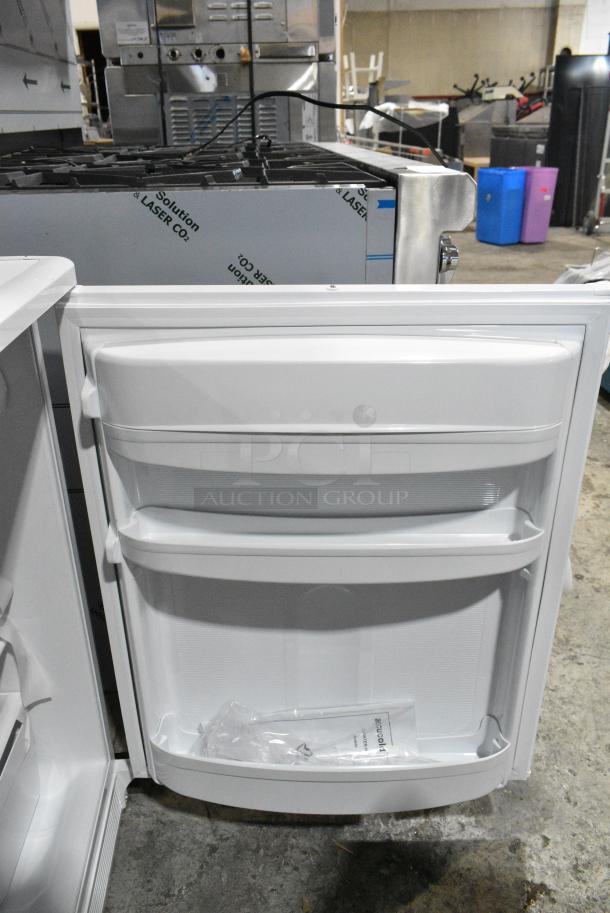 BRAND NEW SCRATCH AND DENT! Summit Accucold FF6LW Commercial Undercounter Single Door Cooler. 115 Volts, 1 Phase. Tested and Working! - Image 4 of 6