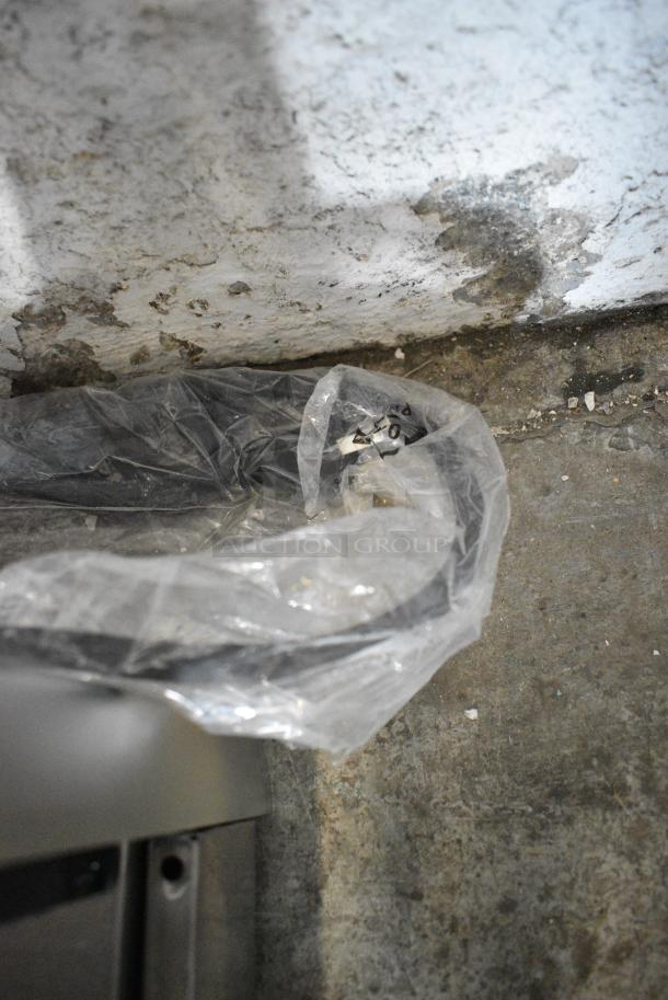 BRAND NEW SCRATCH AND DENT! ServIt 423PDW18D2 Stainless Steel 18" Self-Service Pizza Warmer with 4-Shelf Rotating Rack. 115 Volts, 1 Phase. Tested and Working! - Image 6 of 8