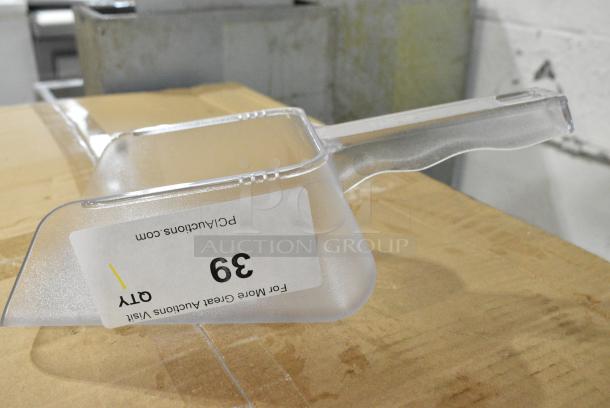 BRAND NEW SCRATCH AND DENT! 176BINSCOOP Baker's Lane 32 oz. Clear Plastic Utility and Ice Scoop - Image 1 of 3