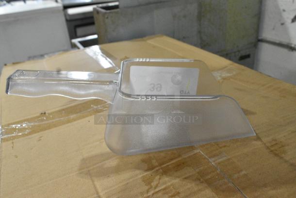 BRAND NEW SCRATCH AND DENT! 176BINSCOOP Baker's Lane 32 oz. Clear Plastic Utility and Ice Scoop - Image 2 of 3