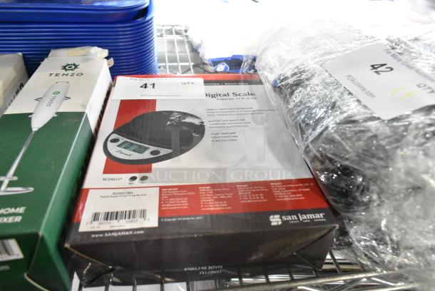BRAND NEW SCRATCH AND DENT! San Jamar / Escali SCDG11BK 11 lb. Black Round Digital Portion Control Kitchen Scale - Image 1 of 3