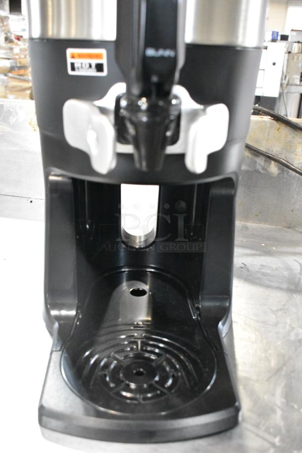 BRAND NEW SCRATCH AND DENT! 2024 Bunn 44000.0200 TF 1 Gallon Stainless Steel ThermoFresh Server with Mechanical Sight Gauge and Base - Image 4 of 7