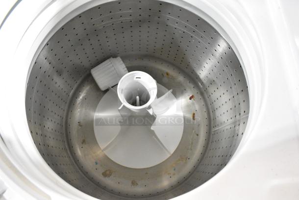 BRAND NEW SCRATCH AND DENT! Speed Queen Alliance LWN432SP115TW01 TV2000WN 3.22 cu. ft. 27" Top Load Commercial Washer - Free Use. 120 Volts, 1 Phase. - Image 4 of 5