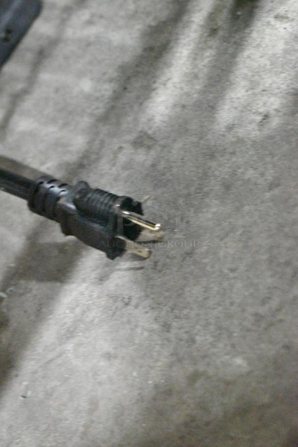 BRAND NEW SCRATCH AND DENT! 2024 Avantco 177HPI1836 Full Size Insulated Heated Holding / Proofing Cabinet with Clear Door. 120 Volts, 1 Phase. Tested and Working! - Image 8 of 8