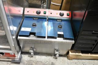 BRAND NEW SCRATCH AND DENT! 2024 Avantco 177F202 Stainless Steel 30 lb. Dual Tank Medium-Duty Electric Countertop Fryer w/ 2 Metal Fry Baskets. 208-240 Volts, 1 Phase.