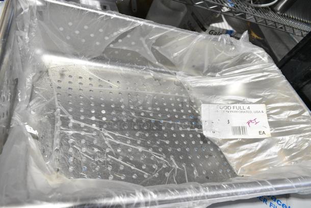 BRAND NEW SCRATCH AND DENT! Vollrath 30043 Super Pan V® Full Size 4" Deep Anti-Jam Perforated Stainless Steel Steam Table / Hotel Pan - 22 Gauge - Image 3 of 5