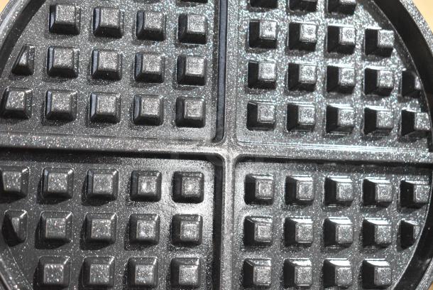 BRAND NEW SCRATCH AND DENT! Carnival King 382WSM22 Stainless Steel Non-Stick Double Waffle Maker with Timers. 120 Volts, 1 Phase. Tested and Working! - Image 5 of 9