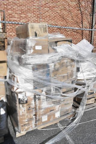 35 BRAND NEW! Boxes Including 128HD12COMBO Choice Heavy Duty 12 oz. Microwavable Translucent Plastic Deli Container and Lid Combo Pack - 240/Case, 500LSTRWL Choice 9, 12, 16, 20, and 24 oz. Clear Strawless / Sip Lid - 1000/Case, Dart 16J16 16 oz. White Customizable Foam Cup - 1000/Case. 35 Times Your Bid!