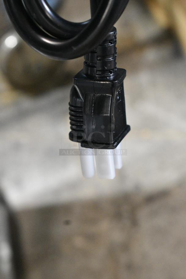 BRAND NEW SCRATCH AND DENT! 2024 Avantco 177W50 Stainless Steel Commercial Countertop Food Warmer. 120 Volts, 1 Phase. Tested and Working! - Image 5 of 6