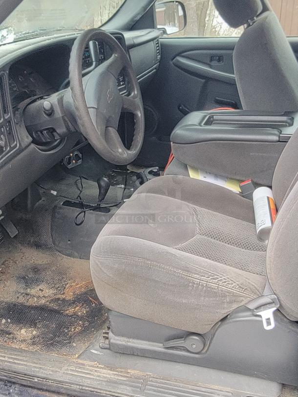 4X4 PLOW TRUCK! RUNS! 

2007 CHEVROLET 2500 4X4 PLOW TRUCK! LESS THAN 50K MILES! INCLUDES FISHER V PLOW. NEEDS TO BE TOWED OFF LOT...........

https://youtube.com/shorts/UYNHxA5f7d0?feature=share - Image 13 of 16