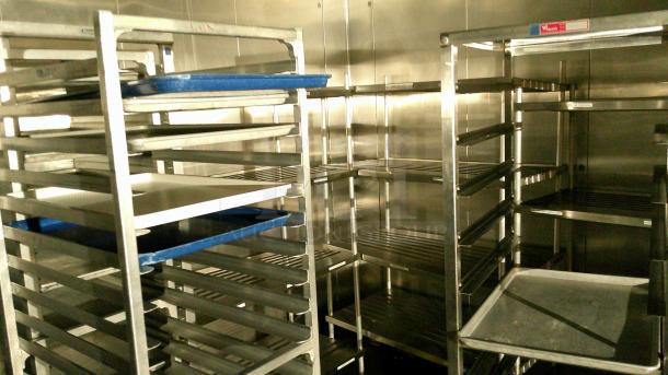 NORLAKE WALK-IN COOLER! COMES WITH 4 TRAY CARTS & 6 FREEZER SHELVES!
BUYER MUST REMOVE - Image 6 of 9