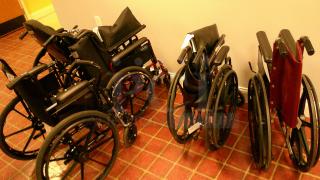 (5) LIGHTWEIGHT FOLDING WHEELCHAIRS!