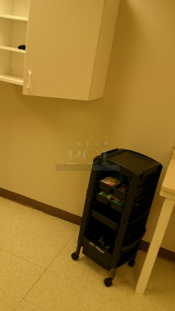 ENTIRE ROOM! (BEAUTY SALON) IF YOU SEE IT, YOU CAN TAKE IT!
BUYER MUST REMOVE - Image 8 of 9