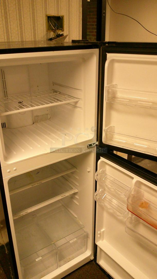 MAGIC CHEF REFRIGERATOR - Image 3 of 4