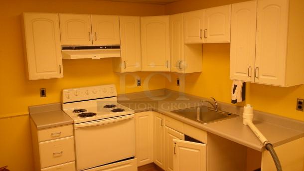 KITCHEN SET!
BUYER MUST REMOVE ON PICKUP DAY. - Image 1 of 3