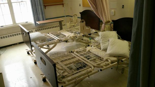 ENTIRE ROOM! (C8) IF YOU SEE IT, YOU CAN TAKE IT!   
 INCUDES BEDS, FURNITURE, DÉCOR, CURTAINS, AIR CONDITIONERS, PRIVACY CURTAIN TRACKS, BEDSIDE TABLES AND MORE! - Image 1 of 2