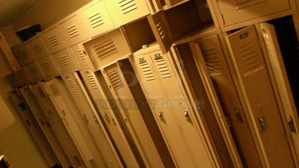 EMPLOYEE LOCKER ROOM! - Image 2 of 4