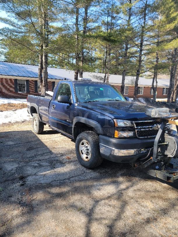 4X4 PLOW TRUCK! RUNS! 

2007 CHEVROLET 2500 4X4 PLOW TRUCK! LESS THAN 50K MILES! INCLUDES FISHER V PLOW. NEEDS TO BE TOWED OFF LOT...........

https://youtube.com/shorts/UYNHxA5f7d0?feature=share - Image 3 of 16