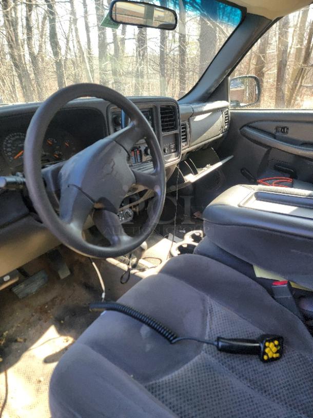 4X4 PLOW TRUCK! RUNS! 

2007 CHEVROLET 2500 4X4 PLOW TRUCK! LESS THAN 50K MILES! INCLUDES FISHER V PLOW. NEEDS TO BE TOWED OFF LOT...........

https://youtube.com/shorts/UYNHxA5f7d0?feature=share - Image 8 of 16
