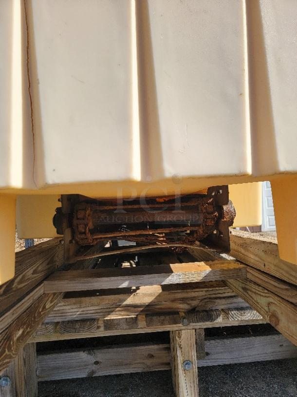 FISHER 8' POLY CASTER SALT/SANDER! - Image 6 of 7