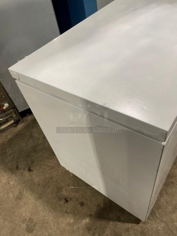 Ojeda Commercial White Chest Freezer! With Poly Coated Wire Basket! Model: NCFH-51 SN: 000816-3664Z! 120V 1 Phase! On Casters! - Image 2 of 7