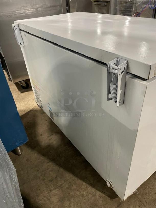 Ojeda Commercial White Chest Freezer! With Poly Coated Wire Basket! Model: NCFH-51 SN: 000816-3664Z! 120V 1 Phase! On Casters! - Image 4 of 7