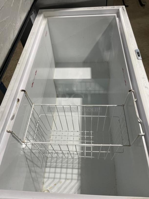 Ojeda Commercial White Chest Freezer! With Poly Coated Wire Basket! Model: NCFH-51 SN: 000816-3664Z! 120V 1 Phase! On Casters! - Image 6 of 7