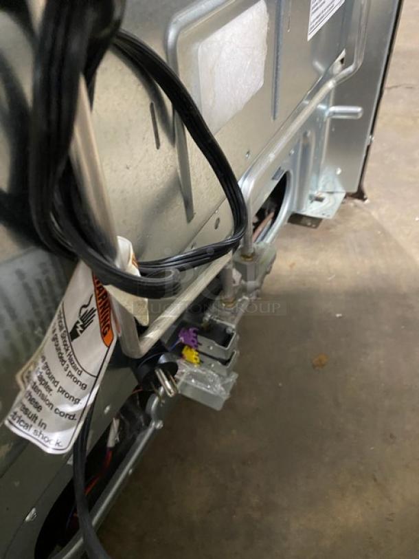 Amana Commercial Stainless Steel/Black Coated Natural Gas Powered 4 Burner Range/Oven Combo! With Wire Oven Racks! - Image 10 of 10