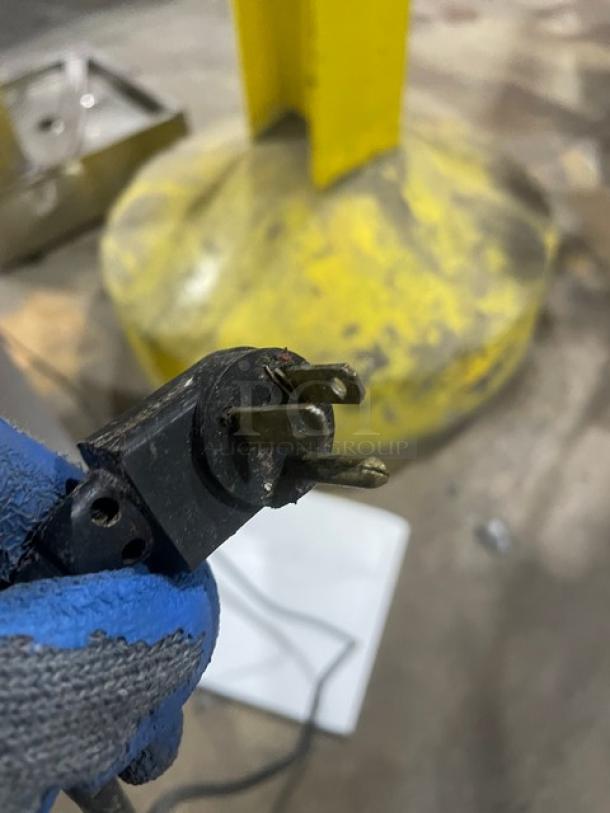 True Commercial Stainless Steel Single Door Refrigerated Bain Marie Style Mega Top Salad/Sandwich Prep Table! With Back & Side Splash! With Poly Coated Wire Rack! Model: TSSU-27-12M-B SN: 7286673! 115V 1 Phase! On Casters! - Image 9 of 9