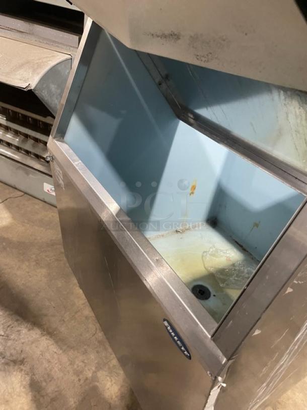 Follett Commercial Stainless Steel Slope Front 430 LB. Ice Storage Bin! Model: 425-30 SN: D03776-24910! On Legs! - Image 6 of 7