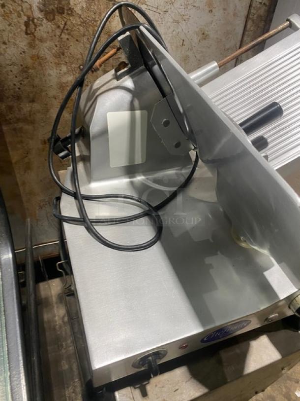 Globe Chefmate Series Commercial Heavy Duty Electric Powered Countertop Deli Meat/Cheese Slicer! Model: GC 12D SN: 132899! 115V 1 Phase! On Legs! - Image 3 of 8