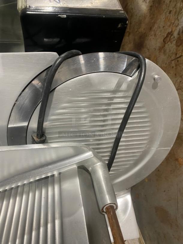 Globe Chefmate Series Commercial Heavy Duty Electric Powered Countertop Deli Meat/Cheese Slicer! Model: GC 12D SN: 132899! 115V 1 Phase! On Legs! - Image 5 of 8
