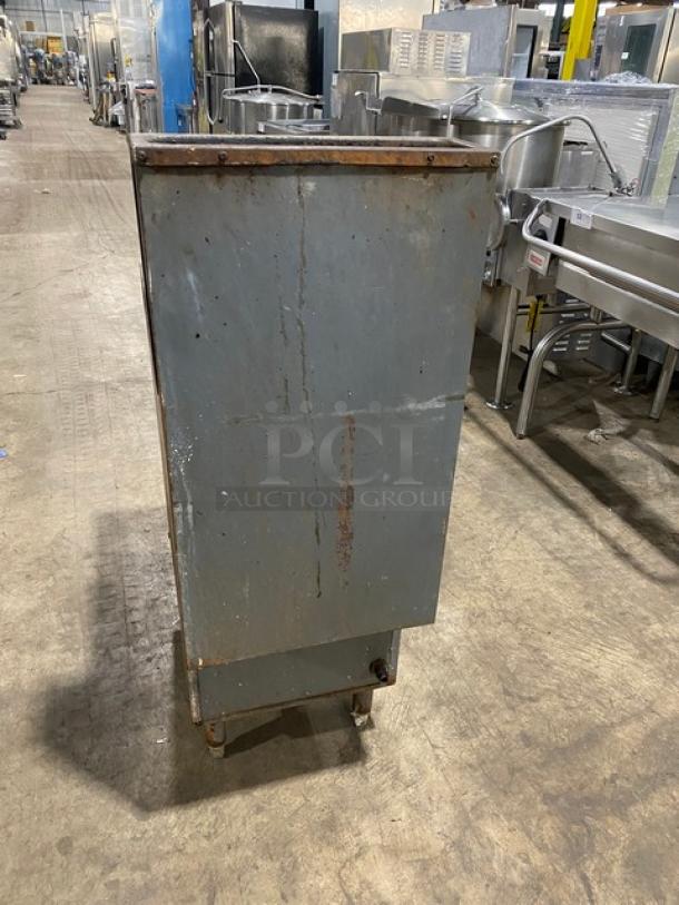 Pitco CP Frialator Series Commercial Stainless Steel Propane Powered 40 Lb. Deep Fat Fryer! With Back Splash & Basket Hanger! Model: 14 SN: 859Y26433CP! On Legs! - Image 3 of 10