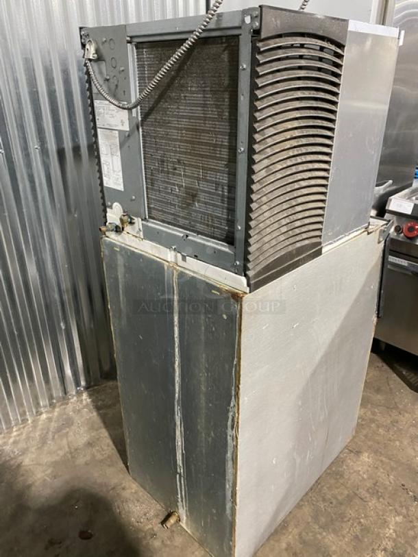 Manitowoc Indigo Series Commercial Stainless Steel Air-Cooled Cubed Style Ice Making Machine Head/Full Size Ice Bin Combo! With Lift-Up Style Access Door! Model: IR0520A-161 SN: 1101257602! 115V 1 Phase! With Legs! 2X Your Bid Makes One Unit! - Image 3 of 11