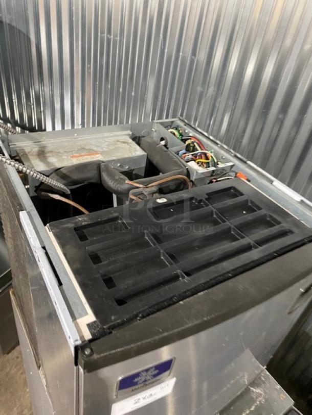 Manitowoc Indigo Series Commercial Stainless Steel Air-Cooled Cubed Style Ice Making Machine Head/Full Size Ice Bin Combo! With Lift-Up Style Access Door! Model: IR0520A-161 SN: 1101257602! 115V 1 Phase! With Legs! 2X Your Bid Makes One Unit! - Image 9 of 11